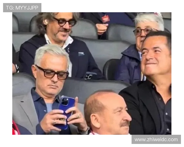 穆里尼奥独自登机离开伊斯坦布尔背影落寞人群中显得格外孤单